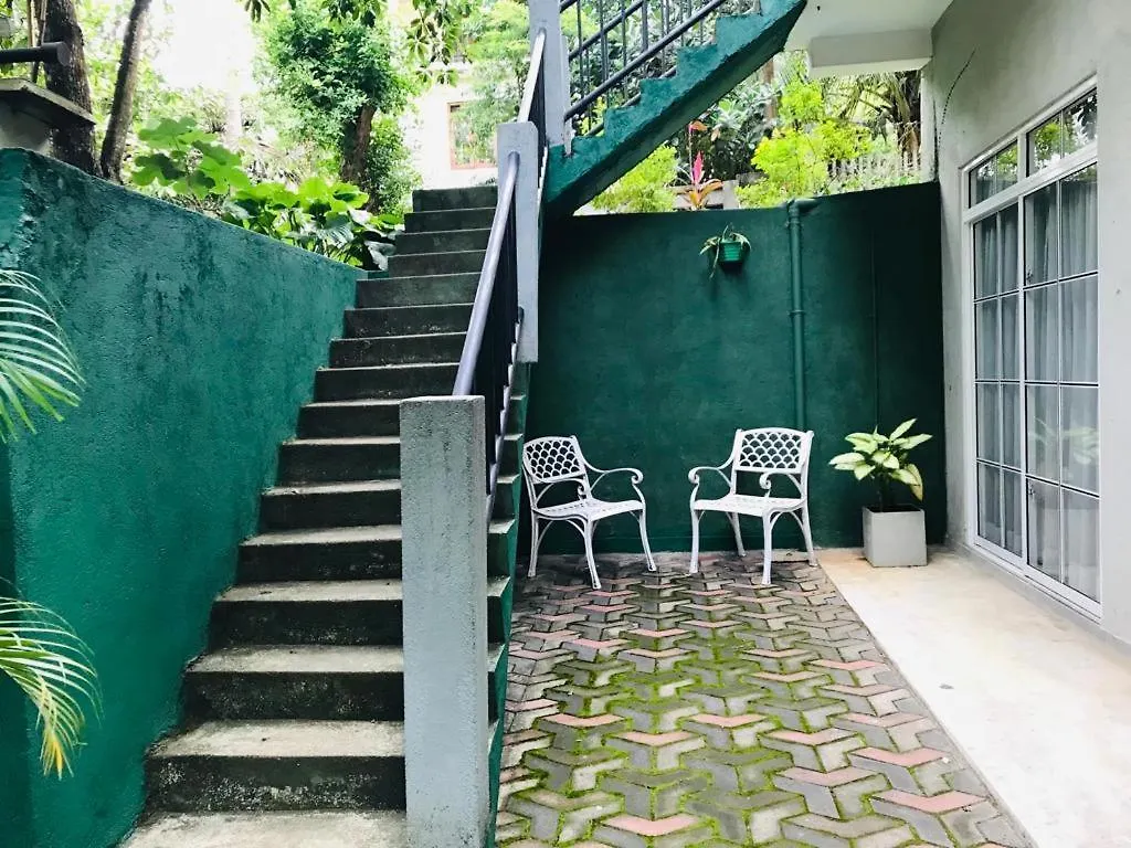 Kandy Traveller'S Cottage